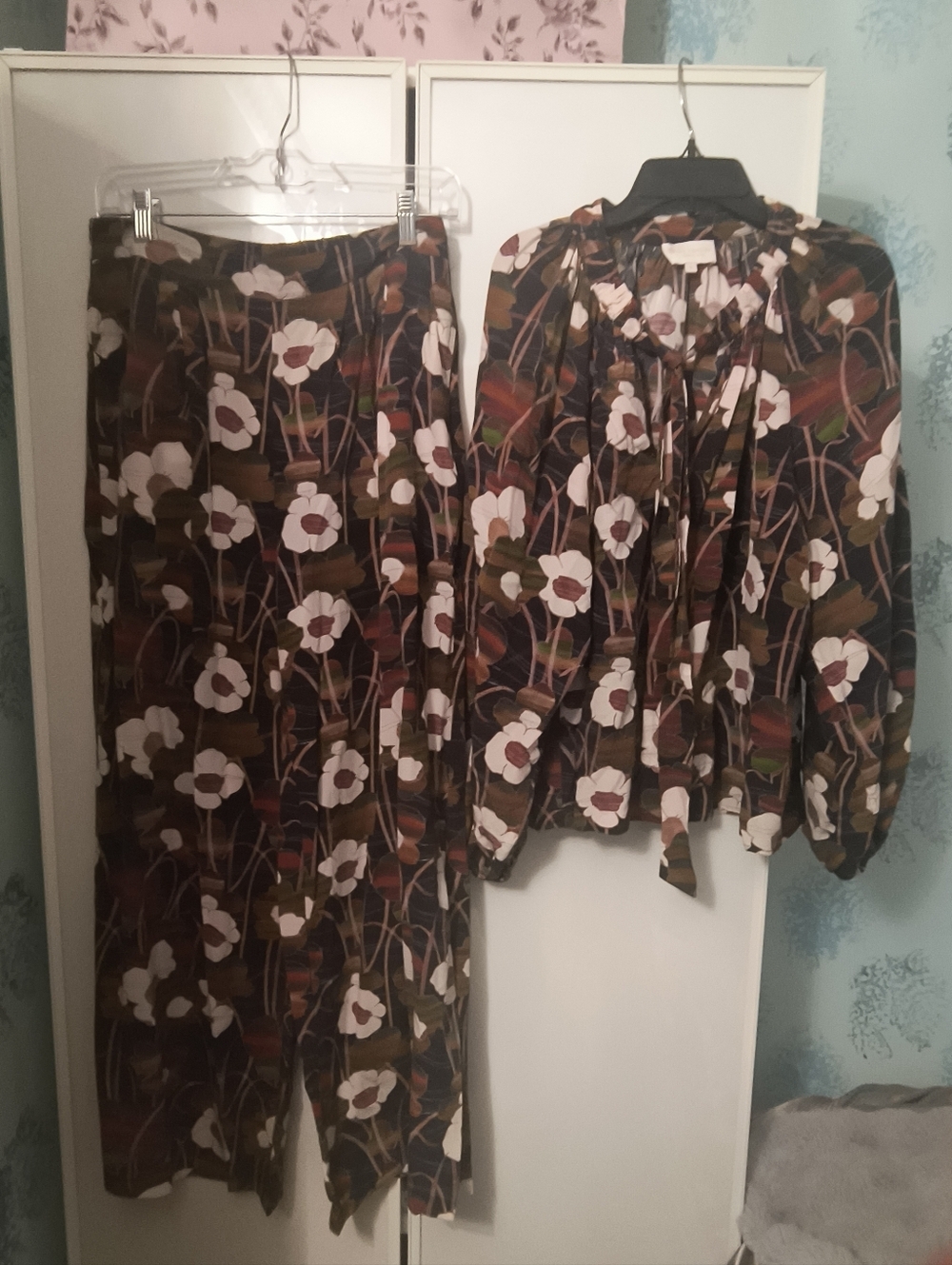The Westside Silk Floral Blouse (M) Pants (L) Set - Picture 2 of 10
